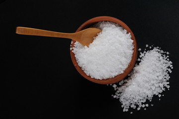Fototapeta na wymiar Granul Salt z Pipkin i łyżka drewniana