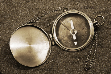 Brújula en blanco y negro sobre arena © Devist