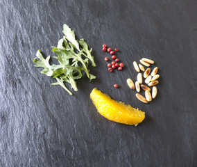 Rucolasalat Zutaten Orange, Pfeffer, Rucola, Pinienkerne
