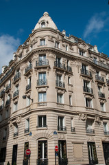 Fototapeta na wymiar Paryskim budynku w rogu z balkonem