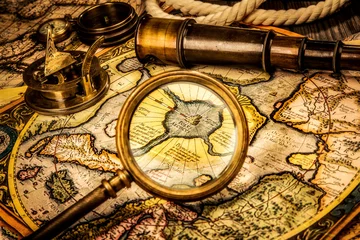 Papier Peint photo Cercle polaire Vintage magnifying glass lies on the ancient map of the North Po