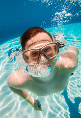 Naklejka premium teenager floats in pool