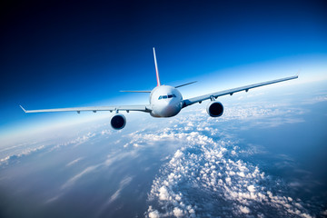 Naklejka premium Samolot pasażerski na niebie