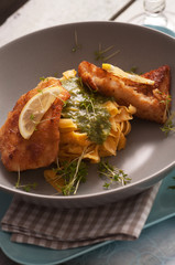 Chilinudeln mit Pesto und Fisch