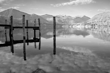 Obraz premium Widok jeziora Orta Obraz czarno-biały