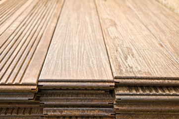 Planches de bois empilées