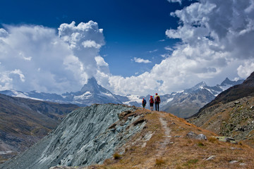 Fototapeta premium Szwajcaria - wycieczkowiczów widok na Matterhorn