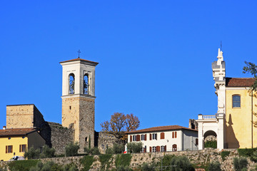 Fototapeta na wymiar Polpenazze del Garda, wieża i kościół