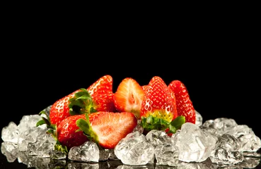 Dekokissen Erdbeere auf schwarzem Hintergrund. Erdbeeren mit Eiswürfeln an © EwaStudio
