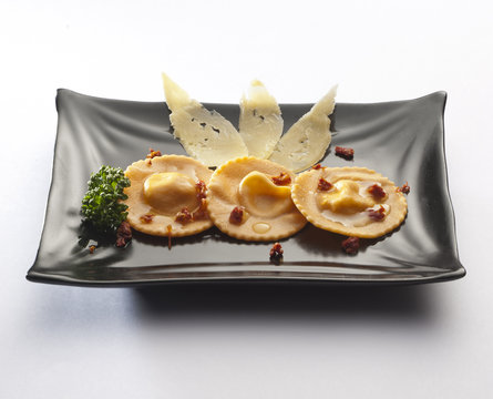 ravioloni con pomodorini secchi e formaggio