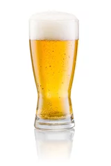 Photo sur Plexiglas Bière Verre de bière fraîche avec bouchon de mousse isolé sur fond blanc