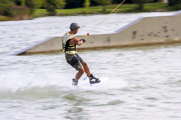 jeune homme faisant un saut en kitesurf