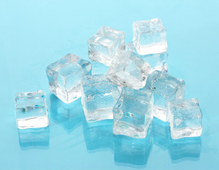 Obraz premium Ice cubes on the background water