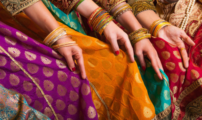 Bollywood dancers in sari - obrazy, fototapety, plakaty