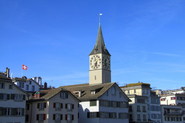Fototapeta na wymiar Züricher Altstadtpanorama mit Schweizer Flagge