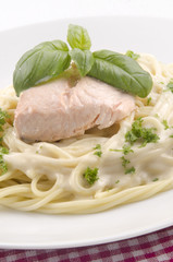 gedünstetes Lachsfilet und Spaghetti mit Käsesauce