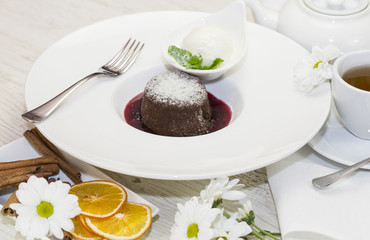 Шоколадный кекс с мороженым