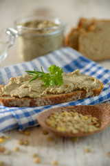 Vegetarischer Linsenaufstrich