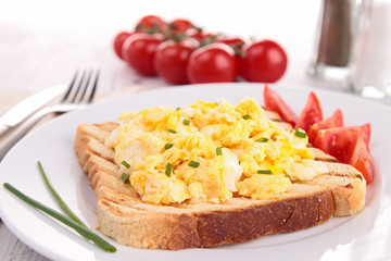 scrambled egg on toast