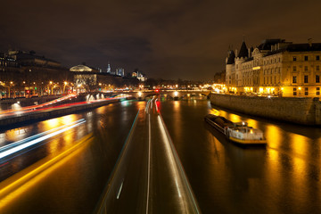 Fototapeta na wymiar Pont au Change in Paris at night