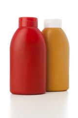 Ketschup und Senf in Plastikflaschen isoliert