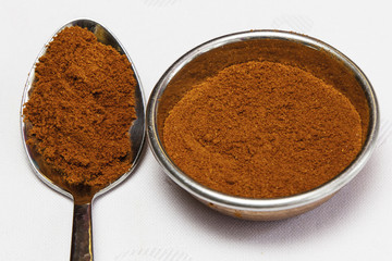 Indyjska przyprawa na białym tle