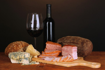 Naklejka premium Exquisite still life of wine, cheese and meat products