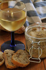 Vin liquoreux et bocal de foie gras