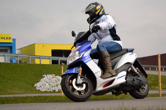 Fototapeta Teenager beim Fahrtraining