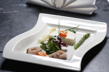 Matjes mit Spargeltorte, Salatgarnitur und Pesto