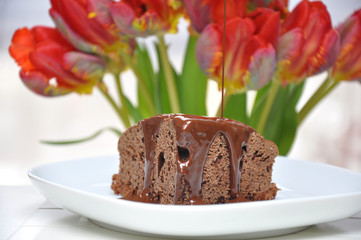 Schokoladenkuchen mit Schokosauce