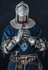  Kleurloze foto van ridder die bidt © Fxquadro