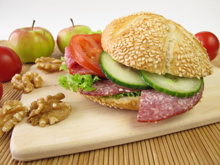 Pausenfrühstück mit Sesambrötchen