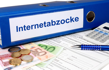 Internetabzocke Ordner mit Geld und Taschenrechner
