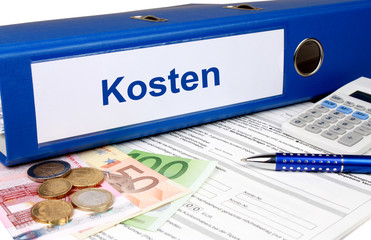 Kostenordner mit Geld und Taschenrechner