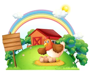  Een kip en haar eieren bij het lege houten bord © GraphicsRF