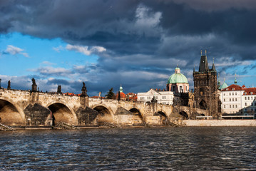 Obraz premium Charles bridge across the river in old town of Praha