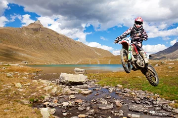 Fotobehang motorcross in het hooggebergte © Silvano Rebai