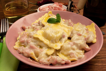 Tortelli di carne al sugo di panna e pancetta affumicata