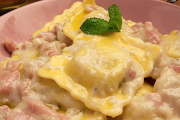 Tortelli di carne al sugo di panna e pancetta affumicata