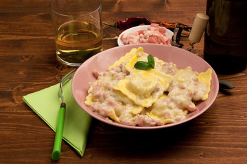 Tortelli di carne al sugo di panna e pancetta affumicata