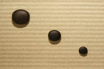 Zen Linien mit Kieselsteinen