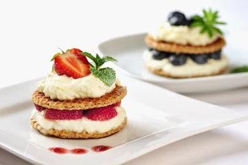 Gardinen Sweet dessert - wafers with vanilla creme and strawberries © silberkorn73