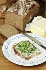 Buttered bread with chives