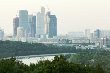 Obraz premium Cityscape of skyscrapers trees and river in Moscow