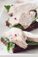 Chicken sandwich with spinach and wholegrain bread