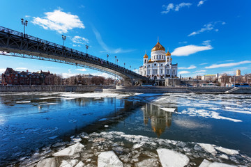 Naklejka na ściany i meble Katedra Chrystusa Zbawiciela w Moskwie wiosną