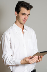 junger Mann mit Tablet