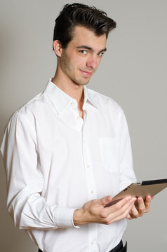 junger Mann mit Tablet