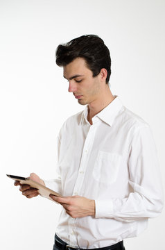 junger Mann mit Tablet